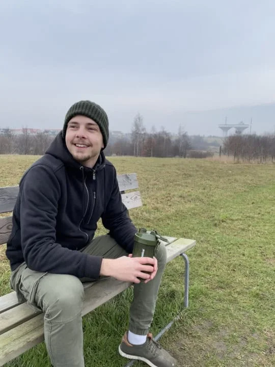 Albin Sandell utomhus med en ComFoo-shaker