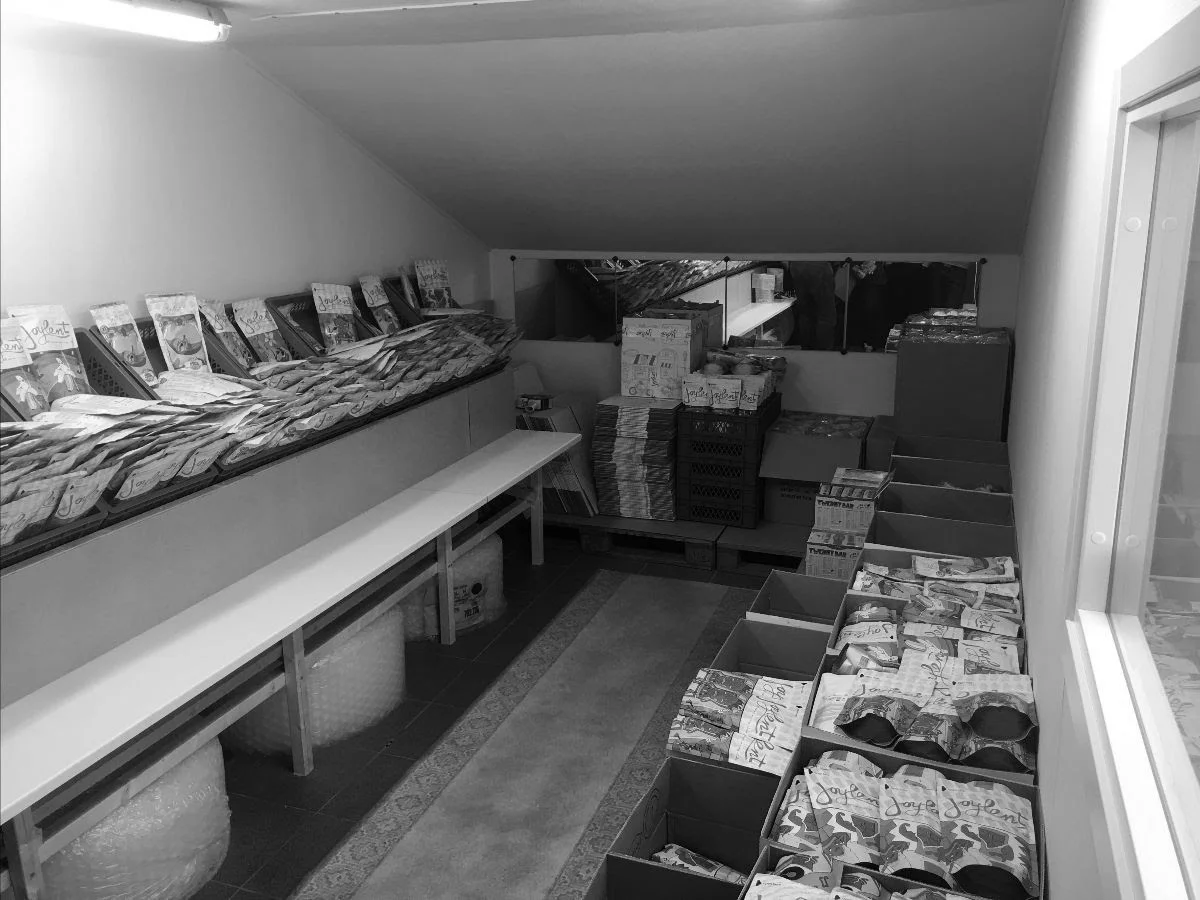 Garaget där företagsresan började, med produkter och packytor